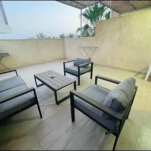 דירה Spacious And Cozy 1br, אילת